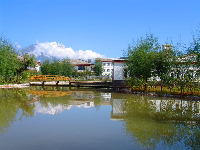 云南大學(xué)旅游文化學(xué)院——校園景觀圖(雪山與食堂)