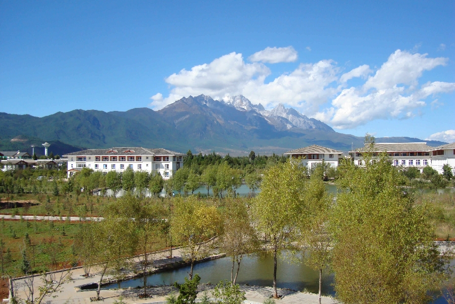 云南大學(xué)旅游文化學(xué)院——校園景觀圖(晨曦)